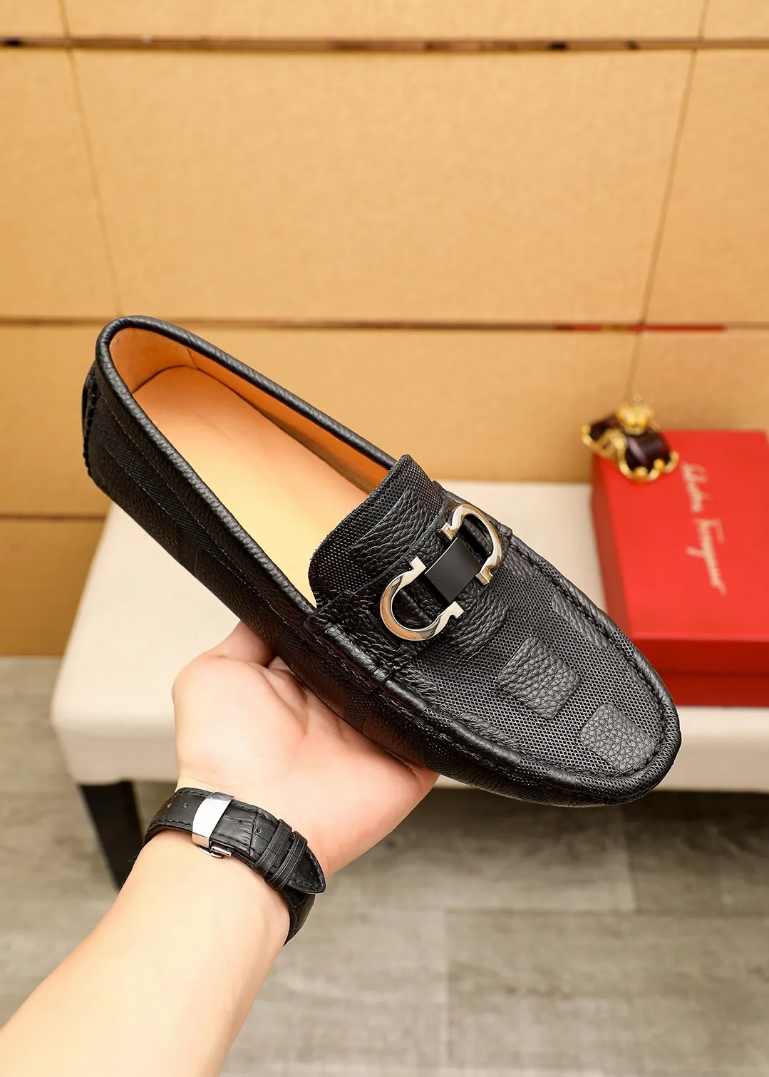 Men's shoes 💰360 💐 Product trademark: Ferragamo "Ferragamo" bean shoes Regular size: 38-44 (45.46🉑️customized) Product materials: Selected imported calfskin embossed upper + classic hardware buckle, imported pig leather lining. Strong three-dimensional visual effect, original outsole color: 1⃣️color optional